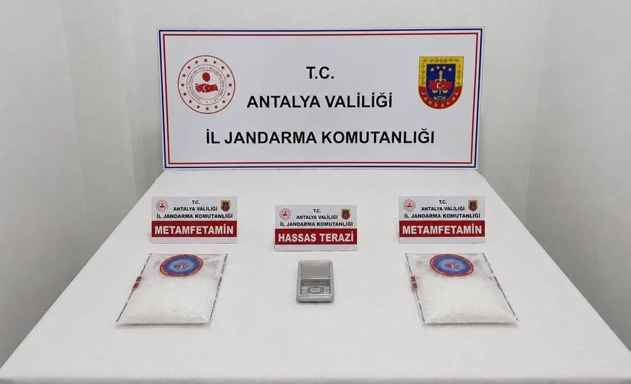 ANTALYA’NIN KEPEZ İLÇESİNDE JANDARMA EKİPLERİNİN BİR OTEL ODASINA DÜZENLEDİĞİ OPERASYONDA 1 KİLO...