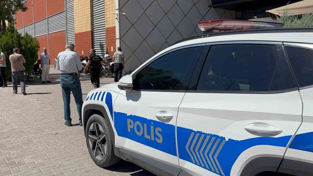 KONYA’DA BİR ALIŞVERİŞ MERKEZİNİN RESTORAN KATINDA ÇIKAN BIÇAKLI KAVGA SONUCU BİR KİŞİ...