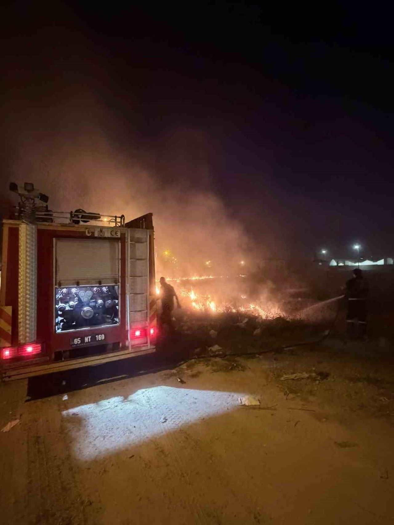 VAN’IN TUŞBA İLÇESİNDE ÇIKAN ÖRTÜ ÜSTÜ YANGIN, İTFAİYE EKİPLERİNCE SÖNDÜRÜLDÜ.