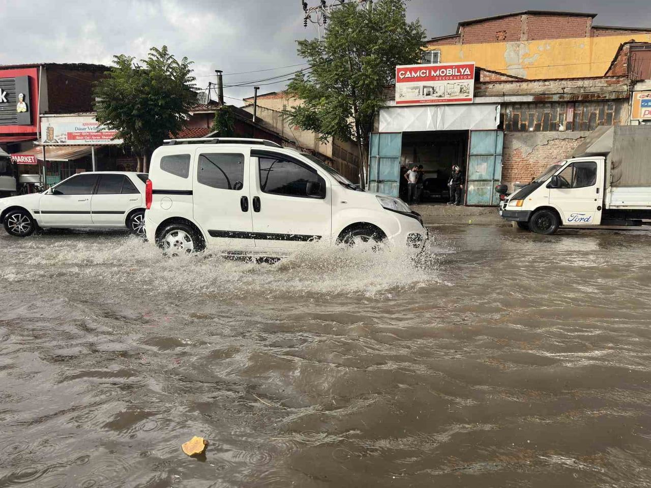 UŞAK’TA KISA SÜREDE ETKİLİ OLAN SAĞANAK VE DOLU YAĞIŞI, BAZI YOLLARI GÖLE ÇEVİRİRKEN SÜRÜCÜLER VE...
