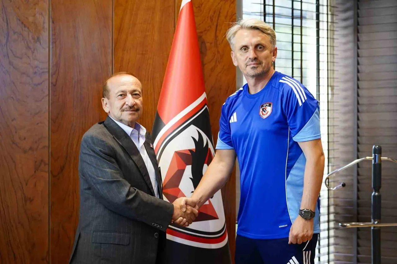 ORHAN AK VE BAŞKAN MEMİK YILMAZ RESMİ SÖZLEŞMEYİ İMZALADI.