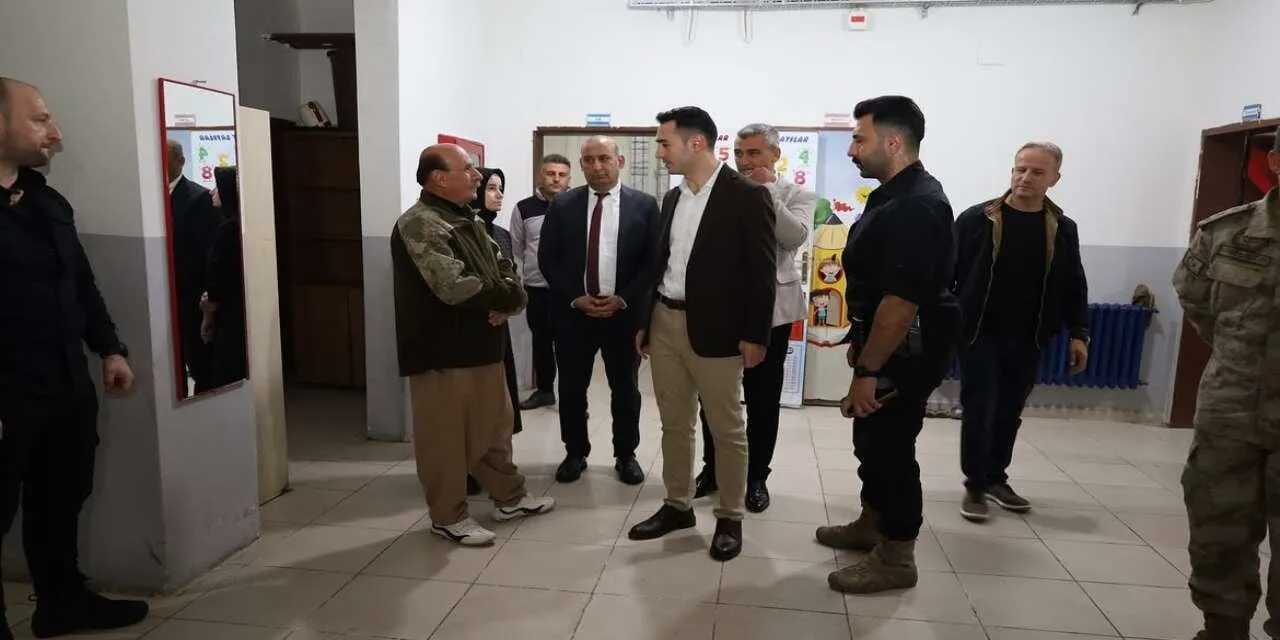 ŞIRNAK'IN ULUDERE İLÇESİ KAYMAKAMI SALİH KAYA, ORTABAĞ BELDESİNDEKİ İLK VE ORTAOKULUNU ZİYARET...