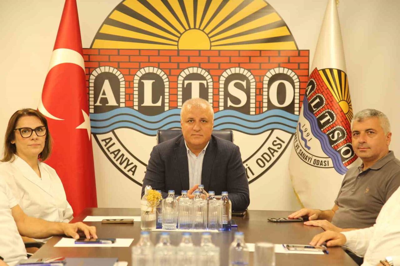 ALANYA KEÇİBOYNUZU MEYVESİ’NE COĞRAFİ İŞARET KAZANDIRAN SÜRECİN ÖNCÜLÜĞÜNÜ YAPAN ALANYA TİCARET VE...