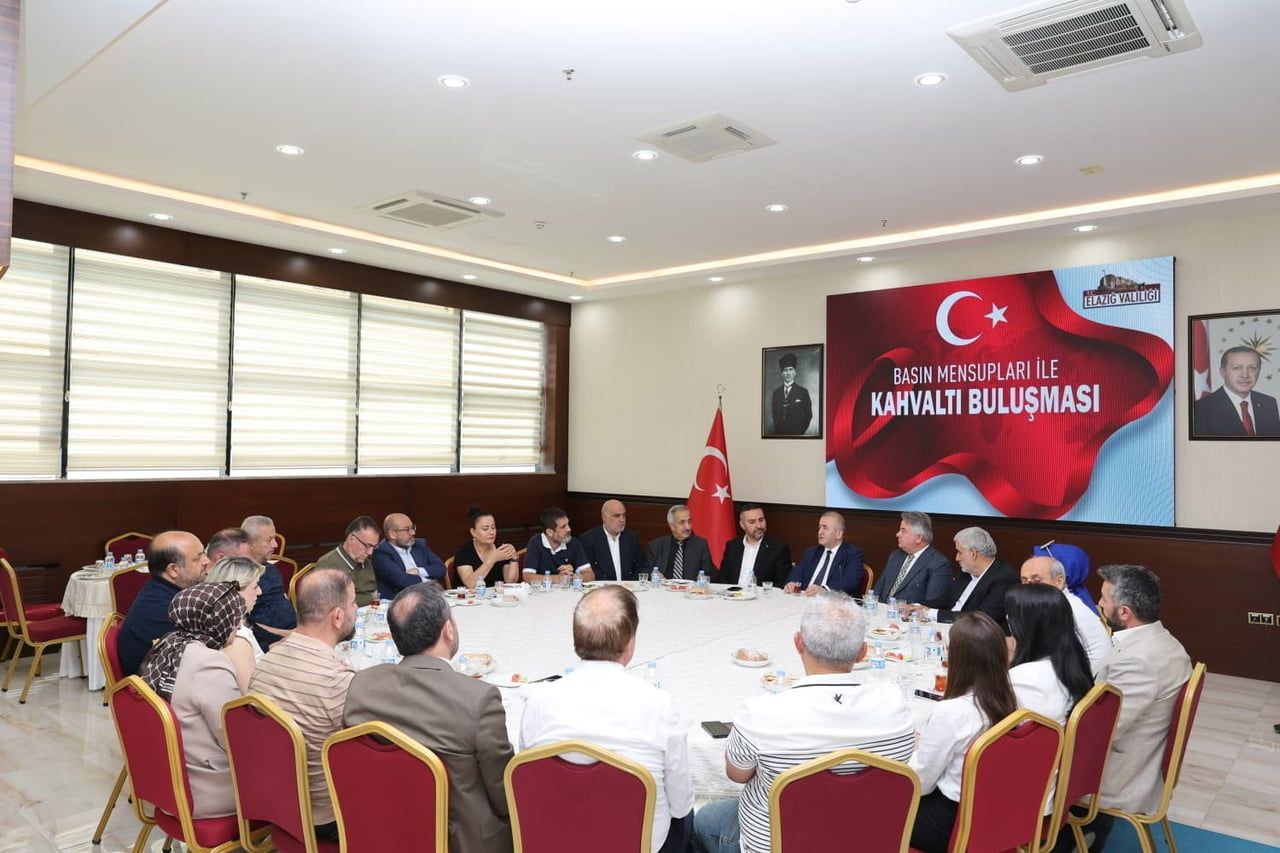ELAZIĞ VALİSİ NUMAN HATİPOĞLU, KENT GENELİNDEKİ GAZETECİLERLE BİR ARAYA GELDİ