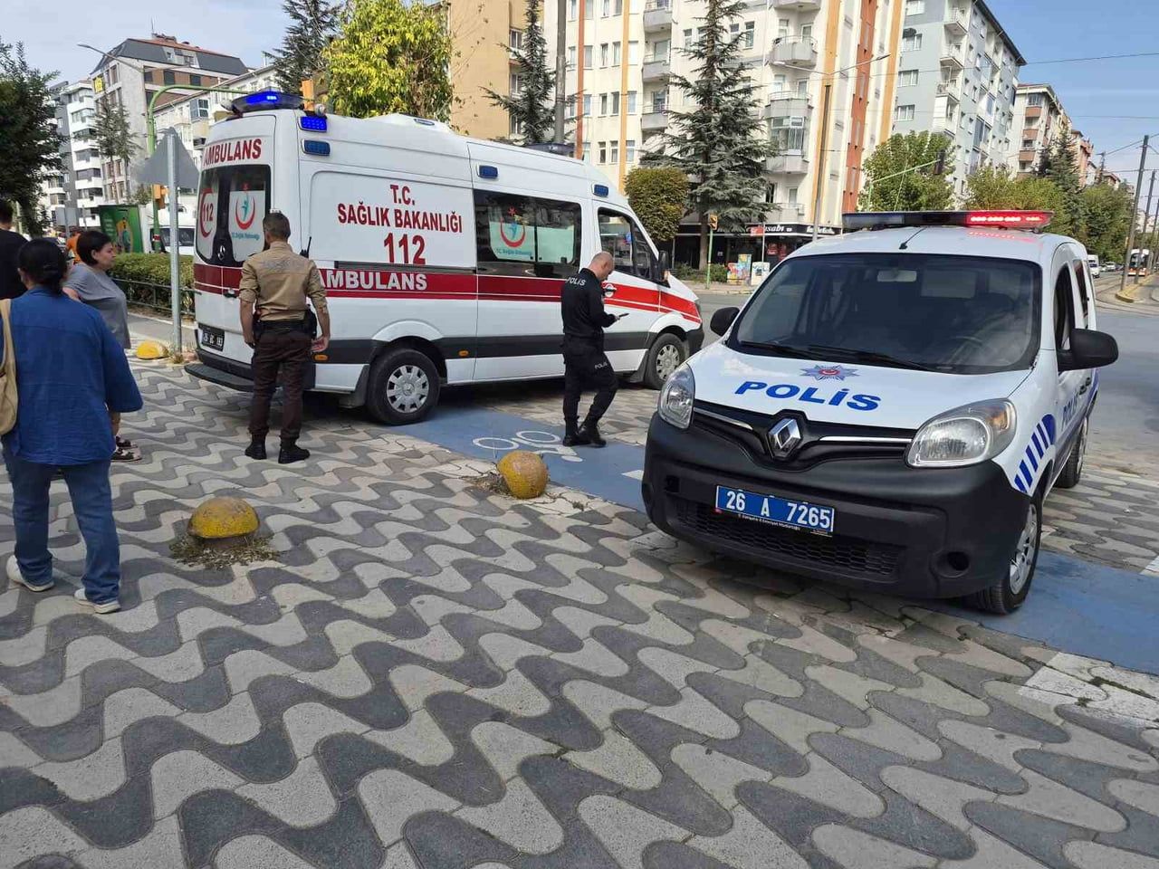 ESKİŞEHİR'DE OTOMOBİL ÇARPMASI SONUCU YARALANAN YAŞLI KADIN HASTANEYE KALDIRILDI.