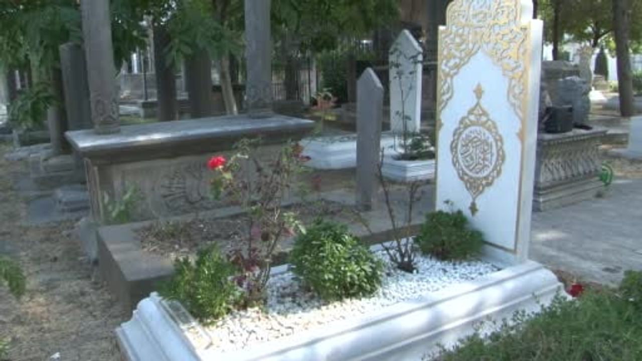 Türk Edebiyatının önemli ismi Rasim Özdenören vefatının 4. yılında kabri başında...