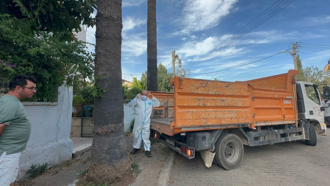 MUĞLA’NIN MARMARİS İLÇESİ BİR APARTMANIN BİRİNCİ KATINDAKİ DAİREDEN UZUN SÜREDİR KÖTÜ KOKULAR...