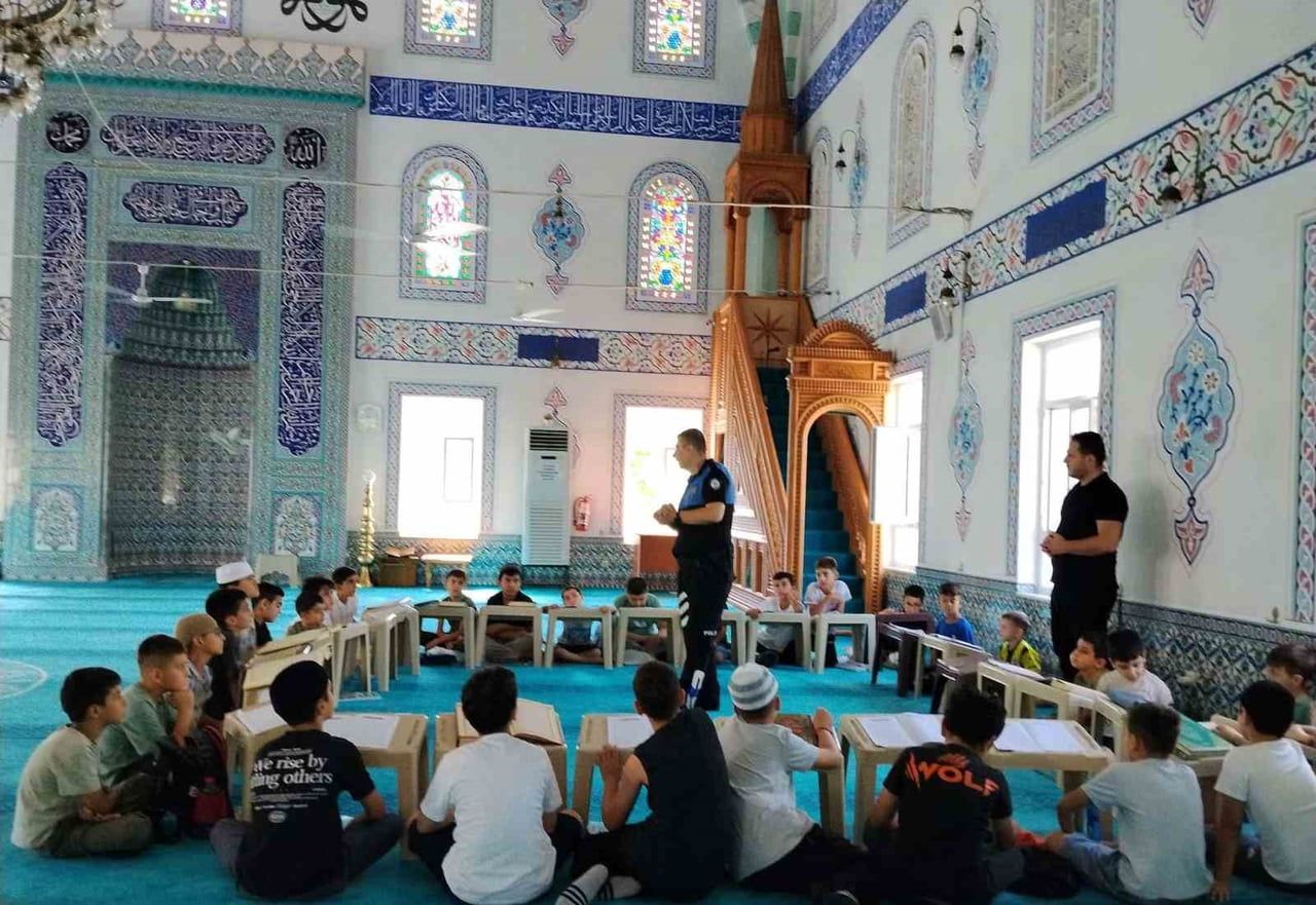 MANİSA'NIN ŞEHZADELER İLÇESİNDE POLİS EKİPLERİ, KUR'AN KURSUNDA EĞİTİM GÖREN ÇOCUKLARLA BULUŞARAK...