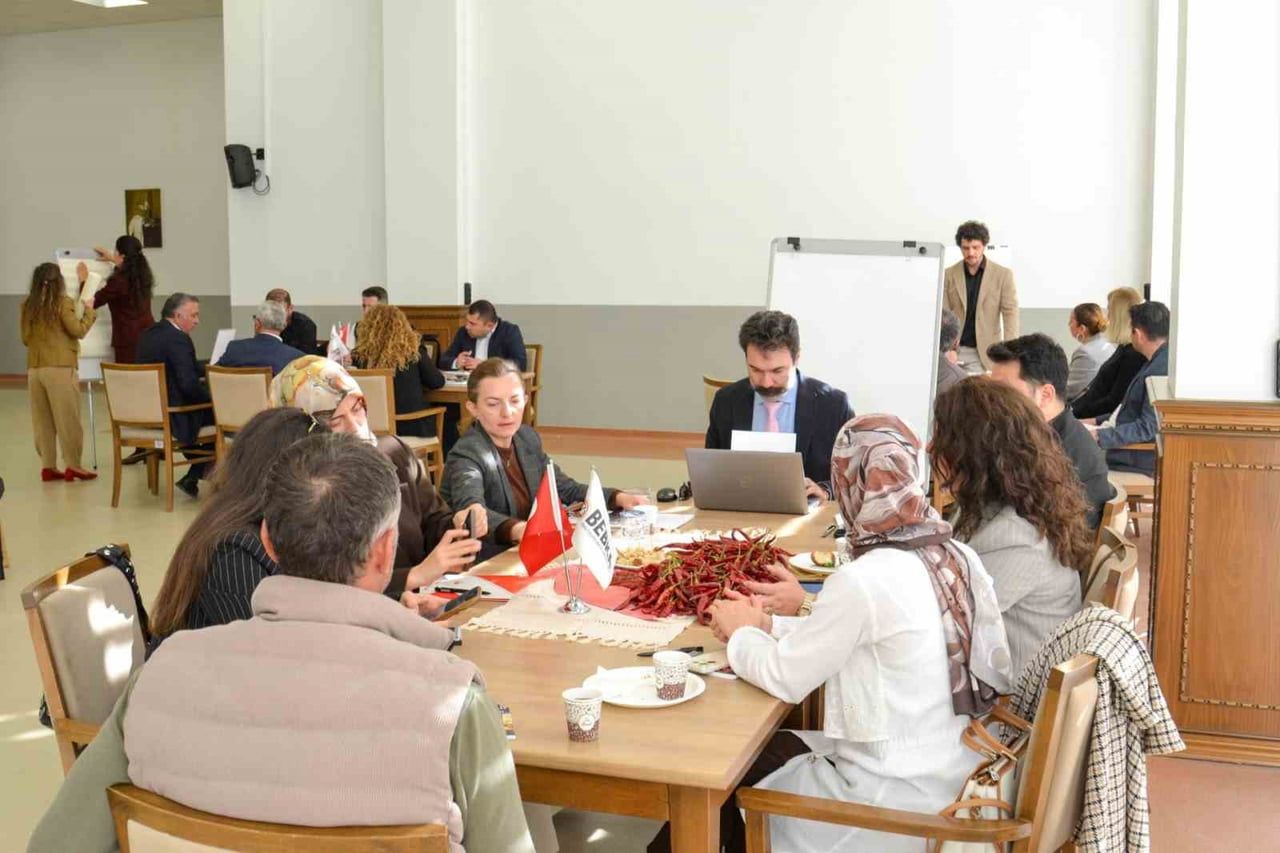 BİLECİK'TE TESCİLLİ 'ÇUKURÖREN BİBERİ ANALİZ ÇALIŞTAYI' GERÇEKLEŞTİRİLDİ