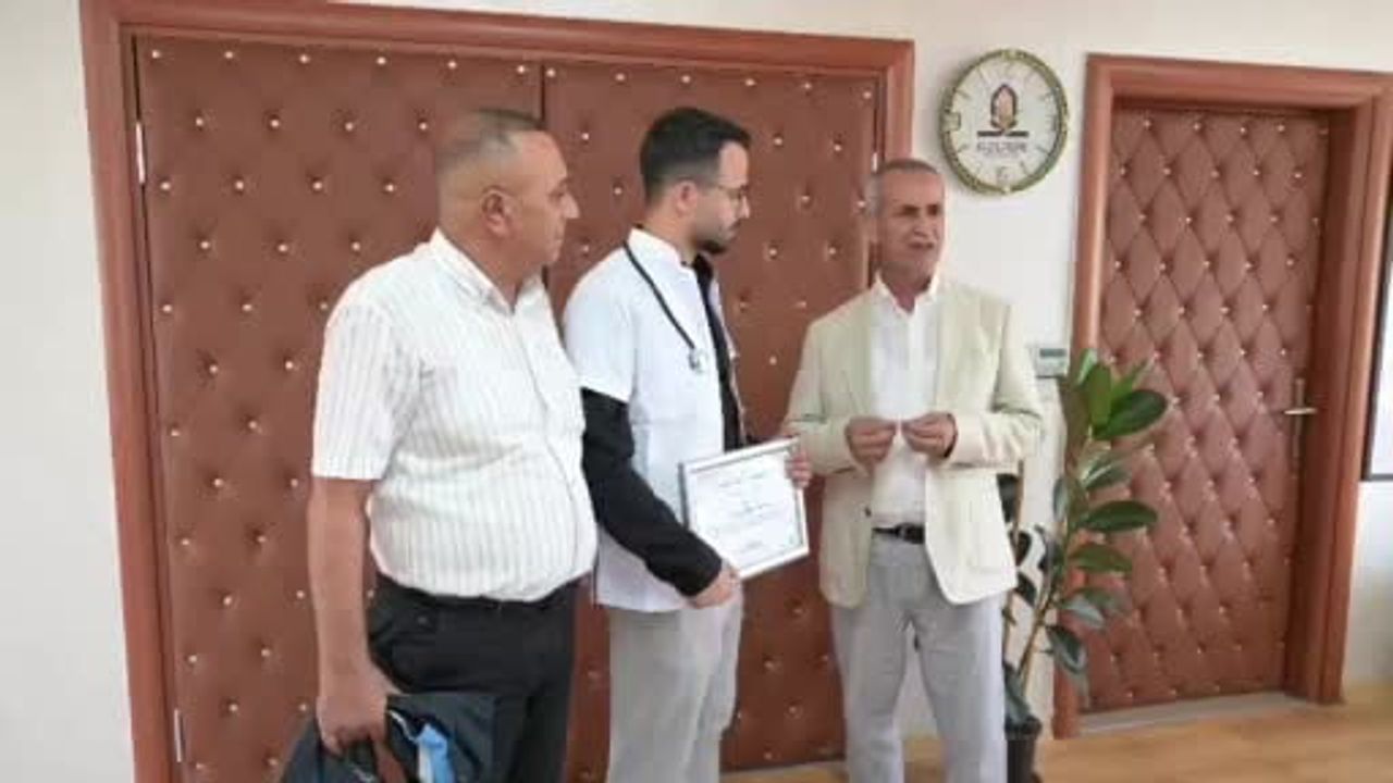 Kızıltepe Belediyesinde çalışan zabıta memuru azmiyle doktor oldu