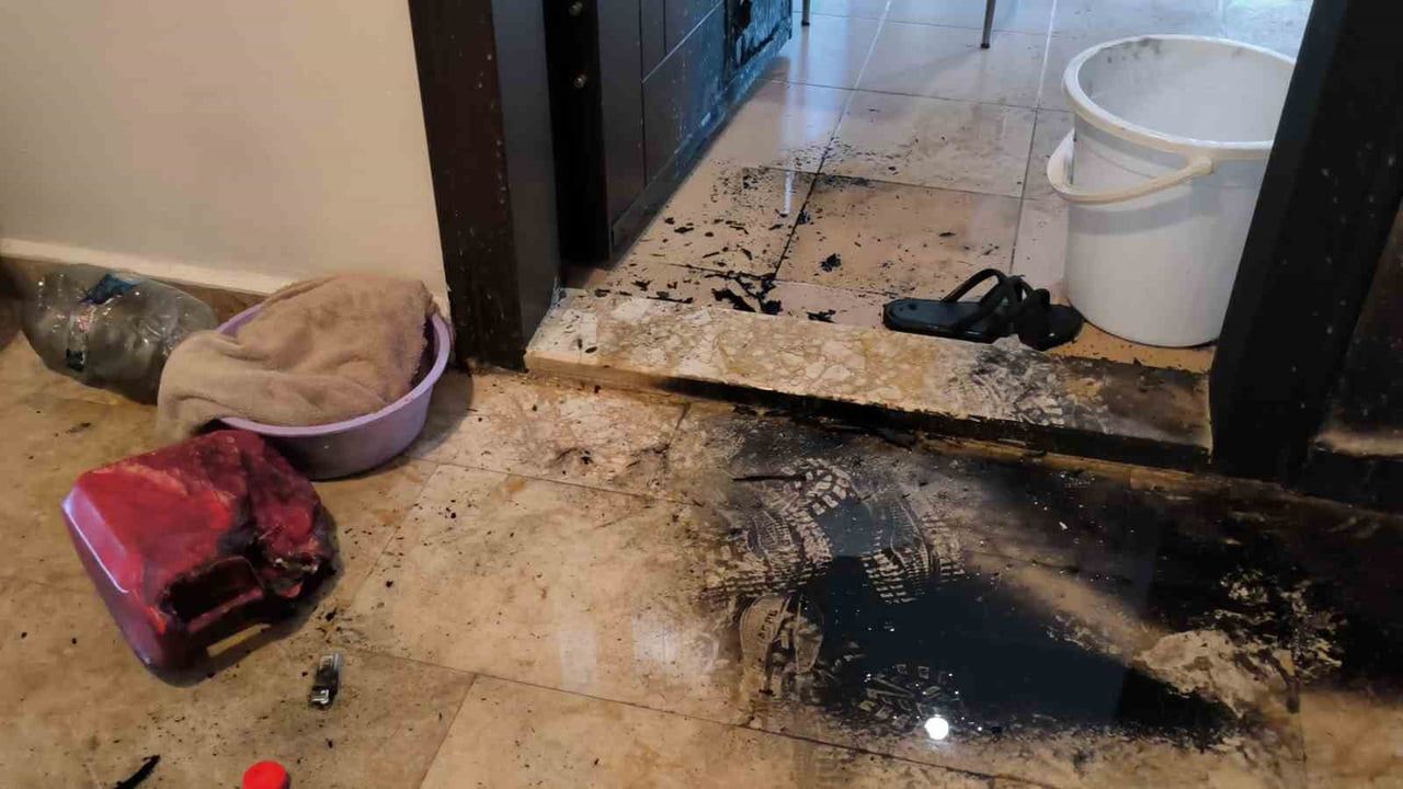ANTALYA'DA BİR ŞAHIS TARTIŞTIĞI ESKİ KIZ ARKADAŞININ KAPISINI BENZİN BİDONUNU DÖKEREK ATEŞE...