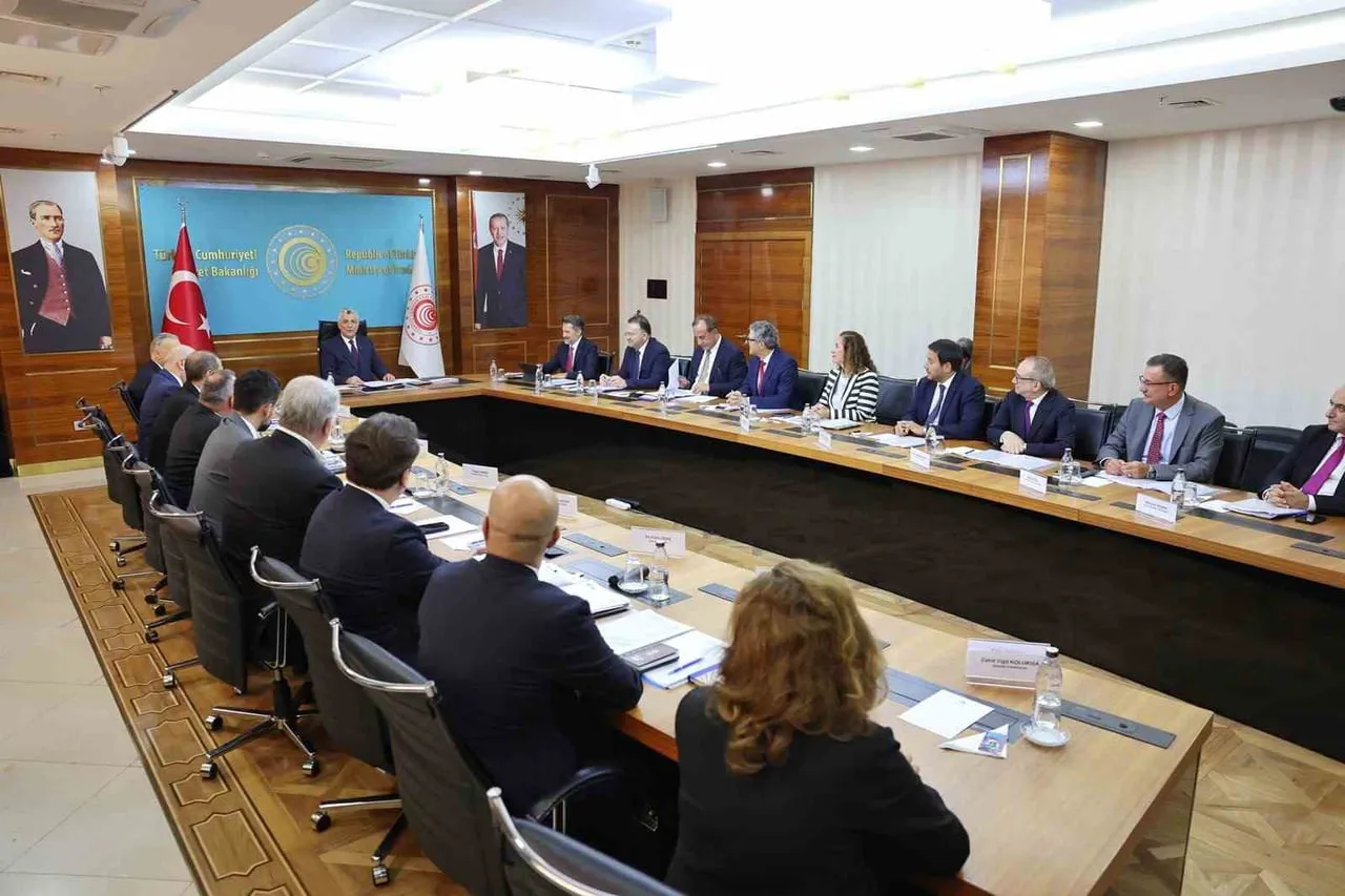 TİCARET BAKANI ÖMER BOLAT, HİZMET İHRACATÇILARIYLA BİR ARAYA GELDİ. TÜRKİYE'NİN 2025 YILINDA 122,6...