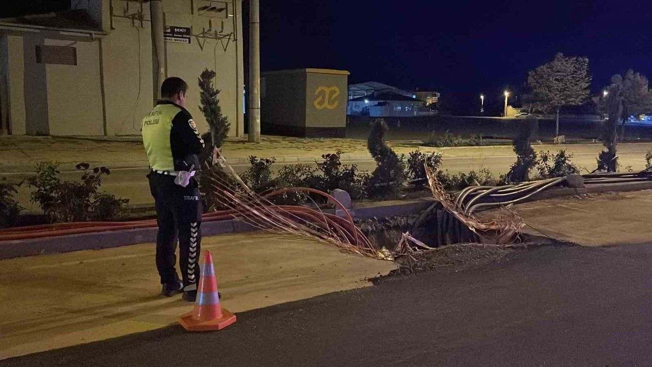 KARAMAN’DA ELEKTRİK HATLARININ YER ALTINA ALINMASI NEDENİYLE KAZILAN ÇUKURA GİREN OTOMOBİLİN...