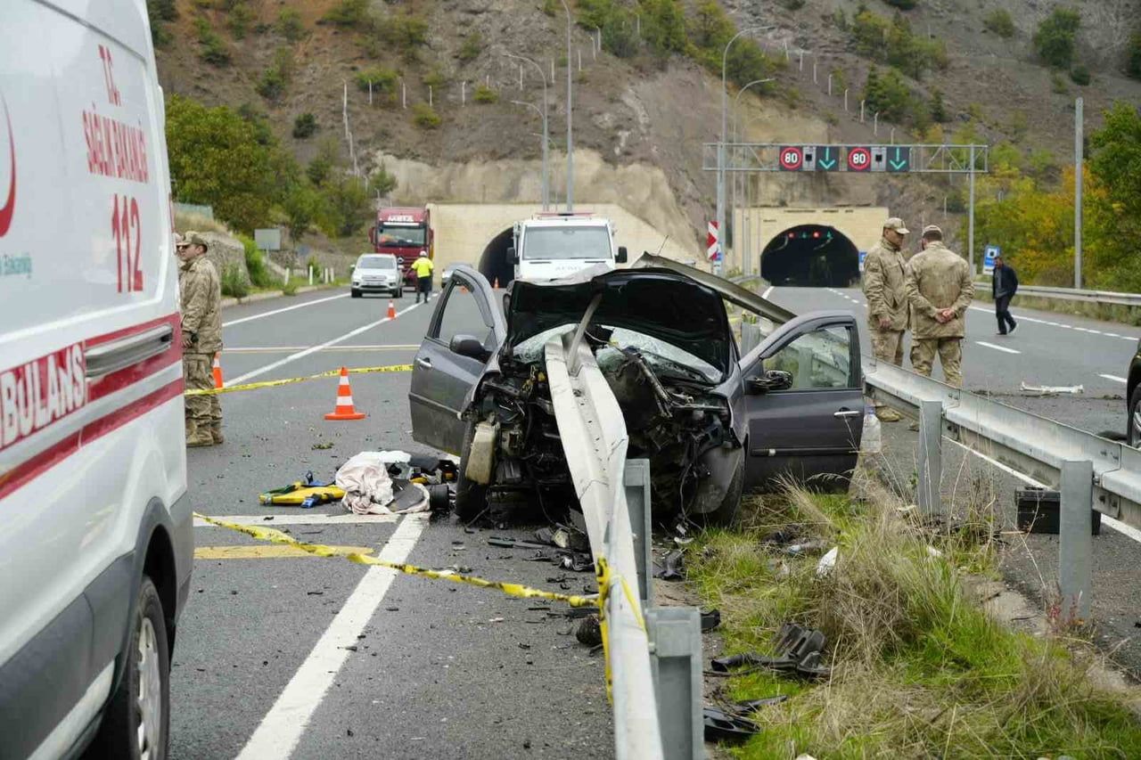 GÜMÜŞHANE’NİN MESCİTLİ KÖYÜ MEVKİİNDE OTOMOBİLİN BARİYERE SAPLANDIĞI KAZADA 1 KİŞİ HAYATINI...