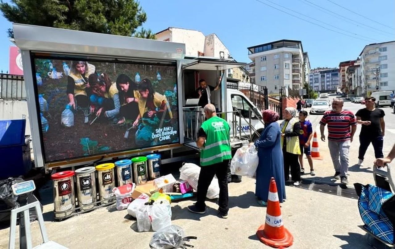 SAMSUN’UN CANİK BELEDİYESİ, HAYATA GEÇİRDİĞİ MOBİL SIFIR ATIK ARACI VE SIFIR ATIK MARKETİYLE AİLE...