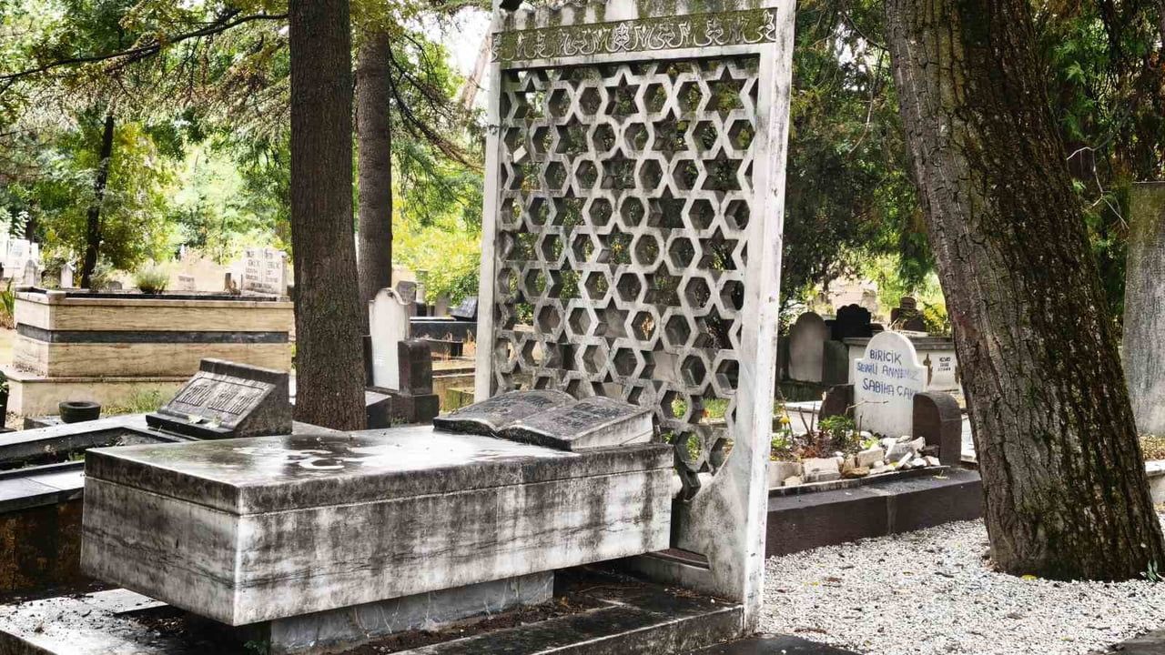 1960 DARBESİNDE ŞÜPHELİ ŞEKİLDE VEFAT EDEN ESKİ İÇİŞLERİ BAKANI NAMIK GEDİK'İN MEZARI İSTANBUL'A...