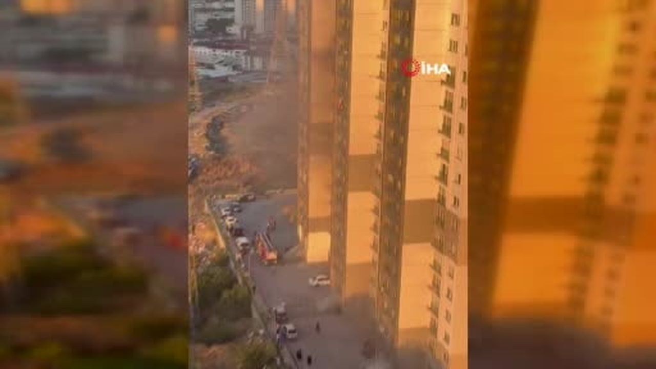 Esenyurt'ta sitede yangın paniği: Baba ve oğlu camın önüne çıkarak kurtarılmayı bekledi