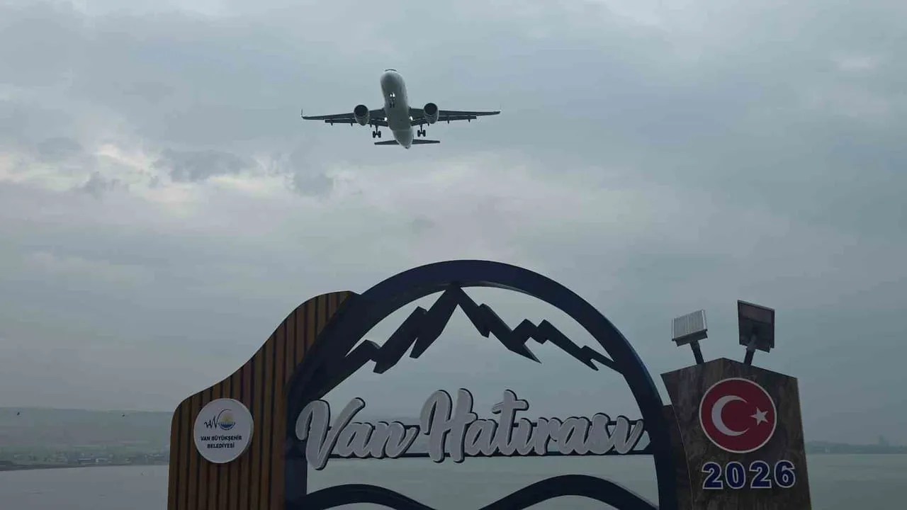 VAN'DA ETKİLİ OLAN YAĞIŞLA BİRLİKTE SİS DE KENTİ ETKİSİ ALTINA ALDI.