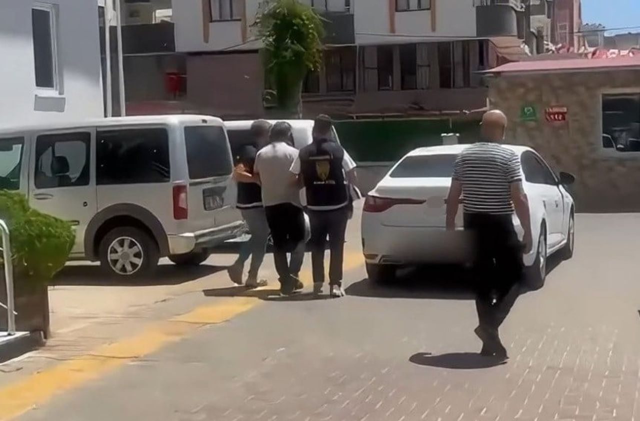 MERSİN'DE EVİNİN BAHÇESİNDE OTURDUĞU SIRADA KASKLI VE ELDİVENLİ SALDIRGAN TARAFINDAN BOYNU...