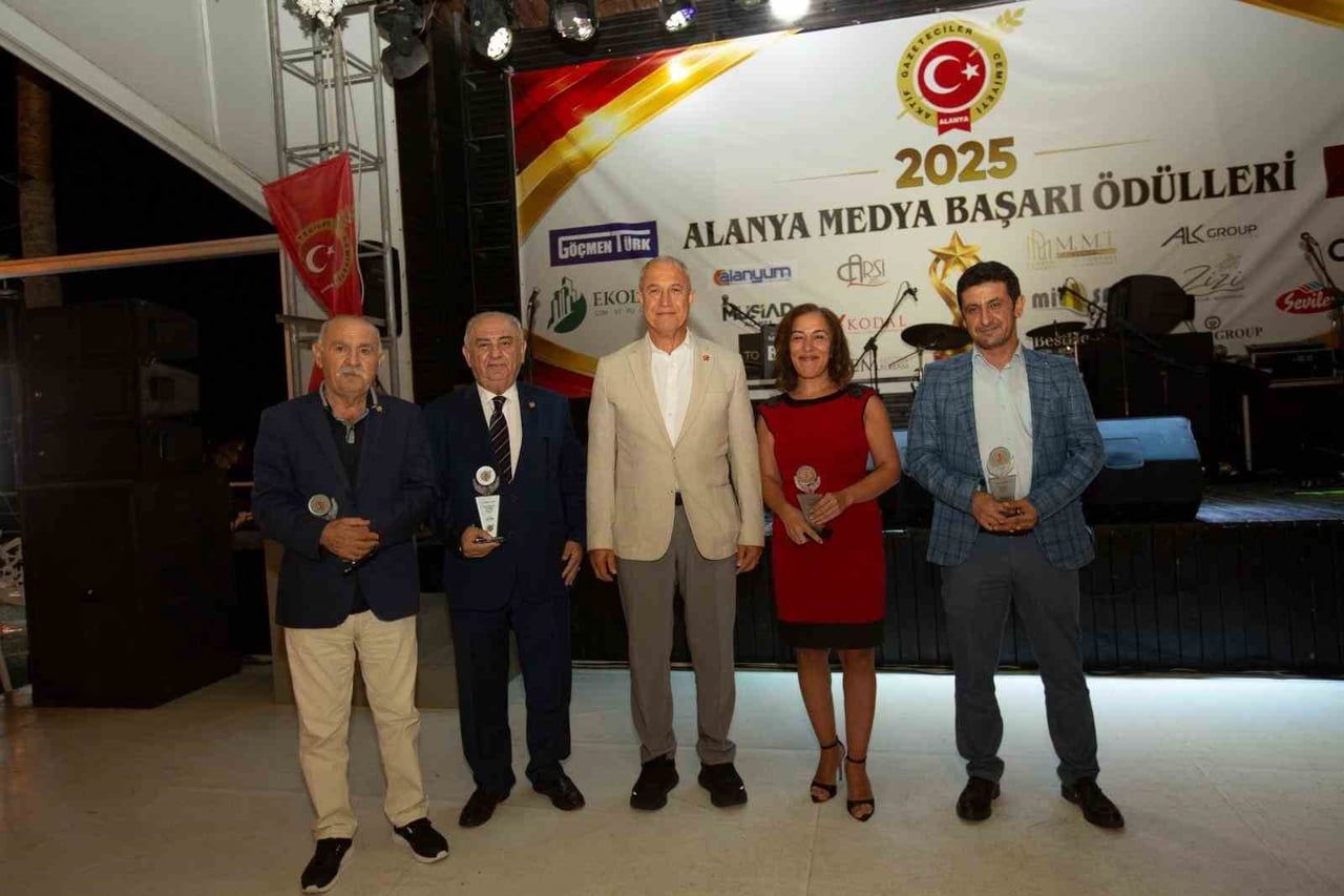 JÜRİYE ŞÜKRAN PLAKETLERİNİ ALANYA BELEDİYE BAŞKANI OSMAN TARIK ÖZÇELİK SUNDU.