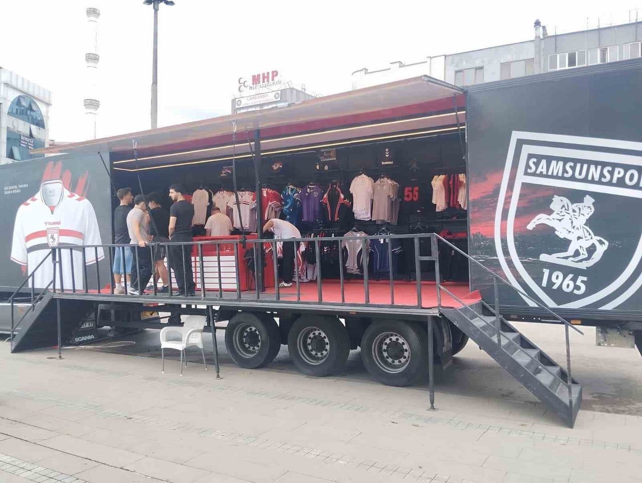 SAMSUNSPOR'UN LİSANSLI ÜRÜNLERİNİN SATIŞA SUNULDUĞU FC OFFİCİAL STORE TIRI, SAMSUN'UN ÇARŞAMBA...