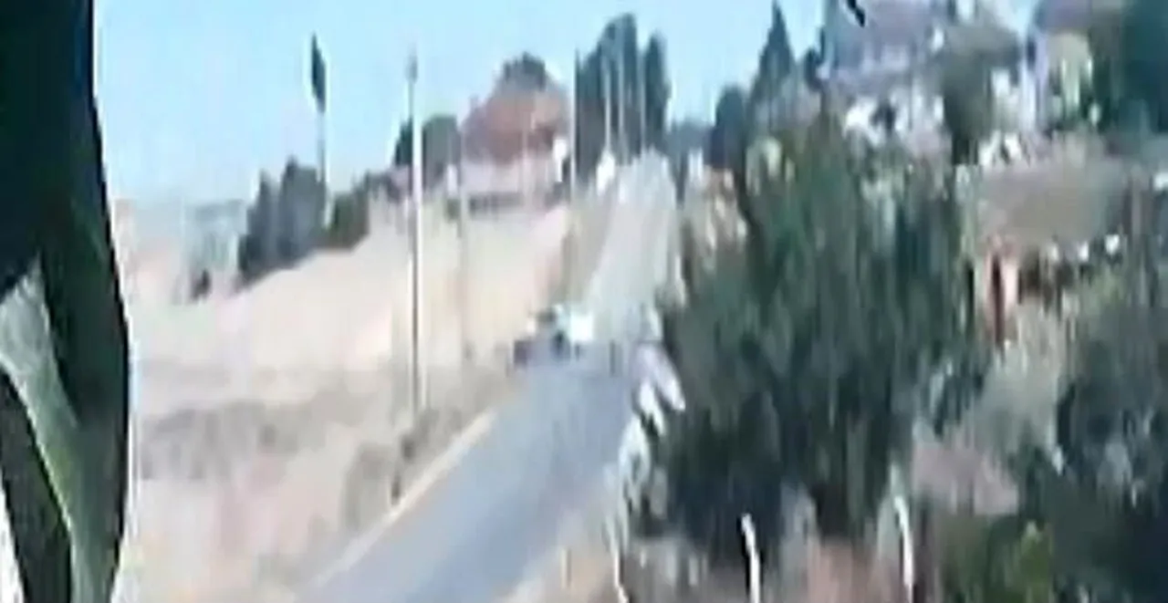ESKİŞEHİR'DE 2 OTOMOBİLİN ÇARPIŞMASI SONUCU 5 KİŞİNİN YARALANDIĞI KAZAYA AİT GÜVENLİK KAMERASI...
