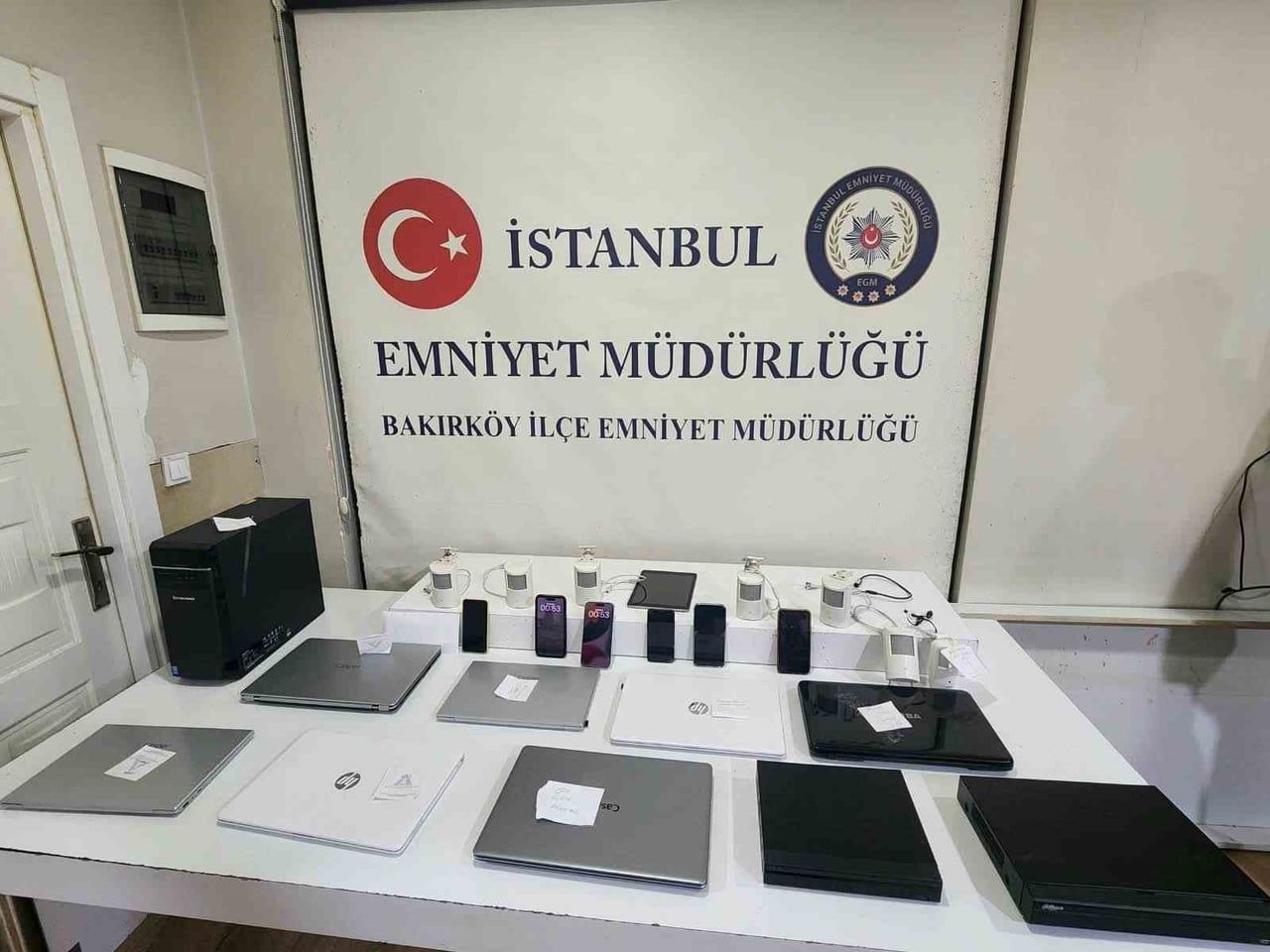 İŞ YERİNDE YAPILAN ARAMALARDA, İÇERİSİNDE GİZLİ KAMERA DÜZENEĞİ BULUNAN AKTİF BİR CİHAZ, SÖKÜLMÜŞ...