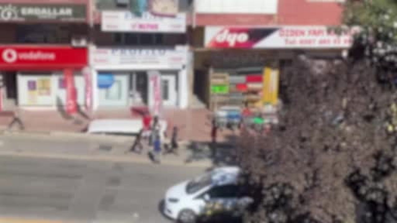 Çocuğu sopalarla kovaladılar: O anlar kamerada