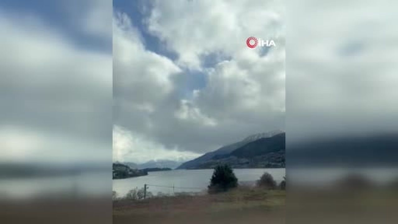 Yeni Zelanda'dan havalanan bir yolcu uçağı, kuş çarpması sonucu motorundan alev yükselmesi üzerine...