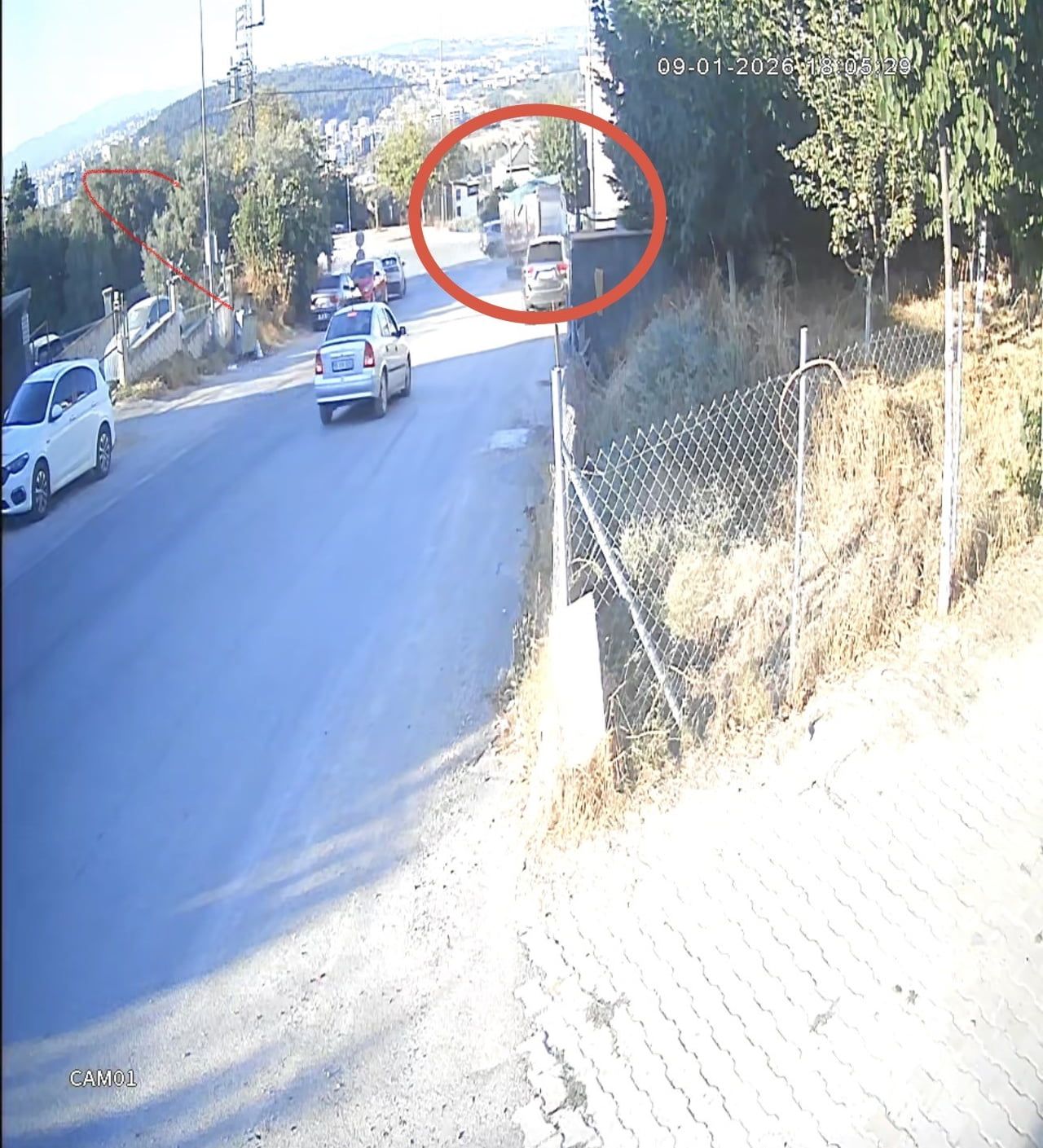 KAMYON İKİ ARACI BİÇİP BAHÇEYE UÇTU, O ANLAR KAMERADA