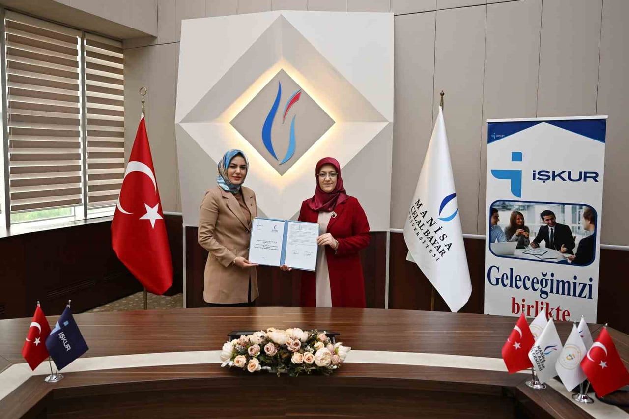 MANİSA ÇALIŞMA VE İŞ KURUMU İL MÜDÜRÜ GÜNSELİ KERVAN TUFAN (SOLDAKİ) VE MCBÜ REKTÖRÜ PROF. DR....
