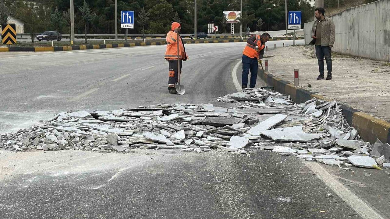 BURDUR'DA KAVŞAKTAN DÖNÜŞ YAPAN TIRDAN YOLA MERMER PARÇALARI DÜŞTÜ. POLİS EKİPLERİ TARAFINDAN TIRA...