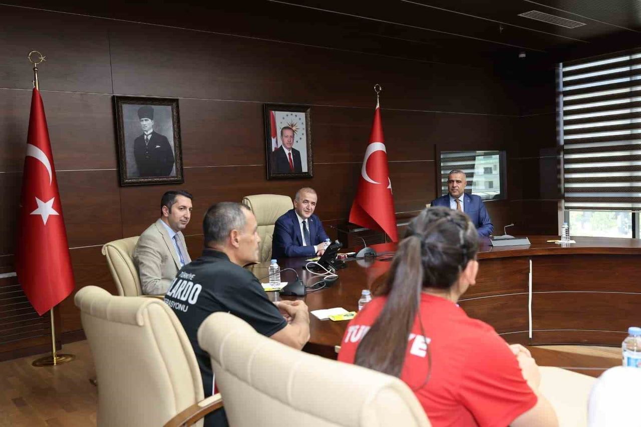 TÜRKİYE ŞAMPİYONLARINA VALİ HATİPOĞLU’NDAN TEBRİK