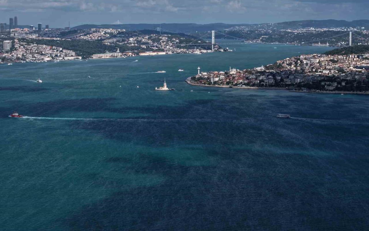 İSTANBUL’DA SON GÜNLERDE ETKİLİ OLAN YAĞIŞLARIN ARDINDAN İSTANBUL BOĞAZI’NDA ALG PATLAMASI MEYDANA...