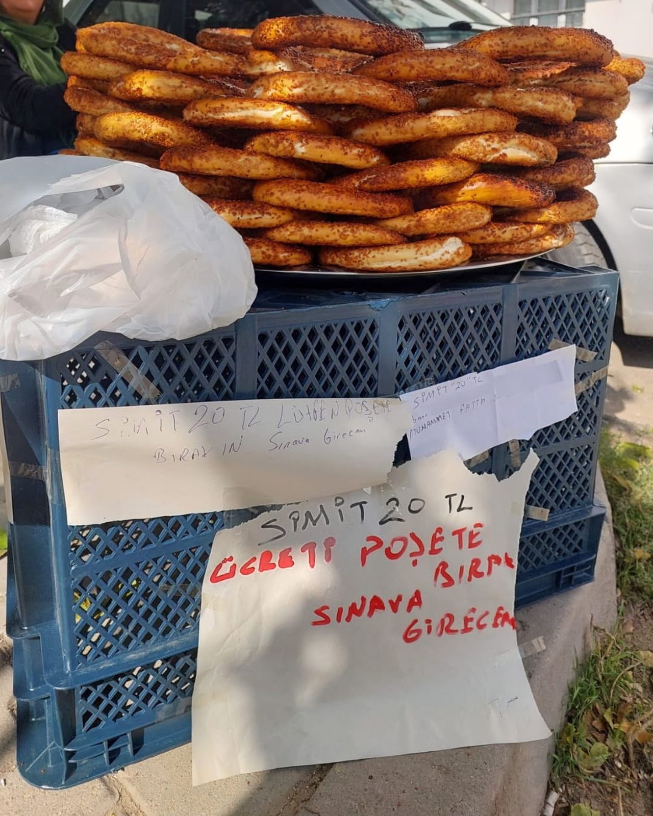 ELAZIĞ’DA BİR SİMİTÇİ, TEZGAHINA "SİMİT 20 TL ÜCRETİ POŞETE BIRAK, SINAVA GİRECEĞİM" NOTUNU...