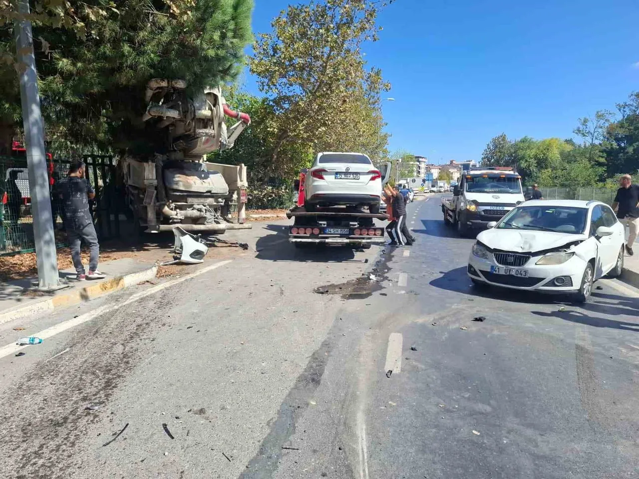SANCAKTEPE'DE BETON MİKSERİNE ÇARPAN BETON POMPA ARACI, KONTROLDEN ÇIKARAK KARŞI ŞERİDE...