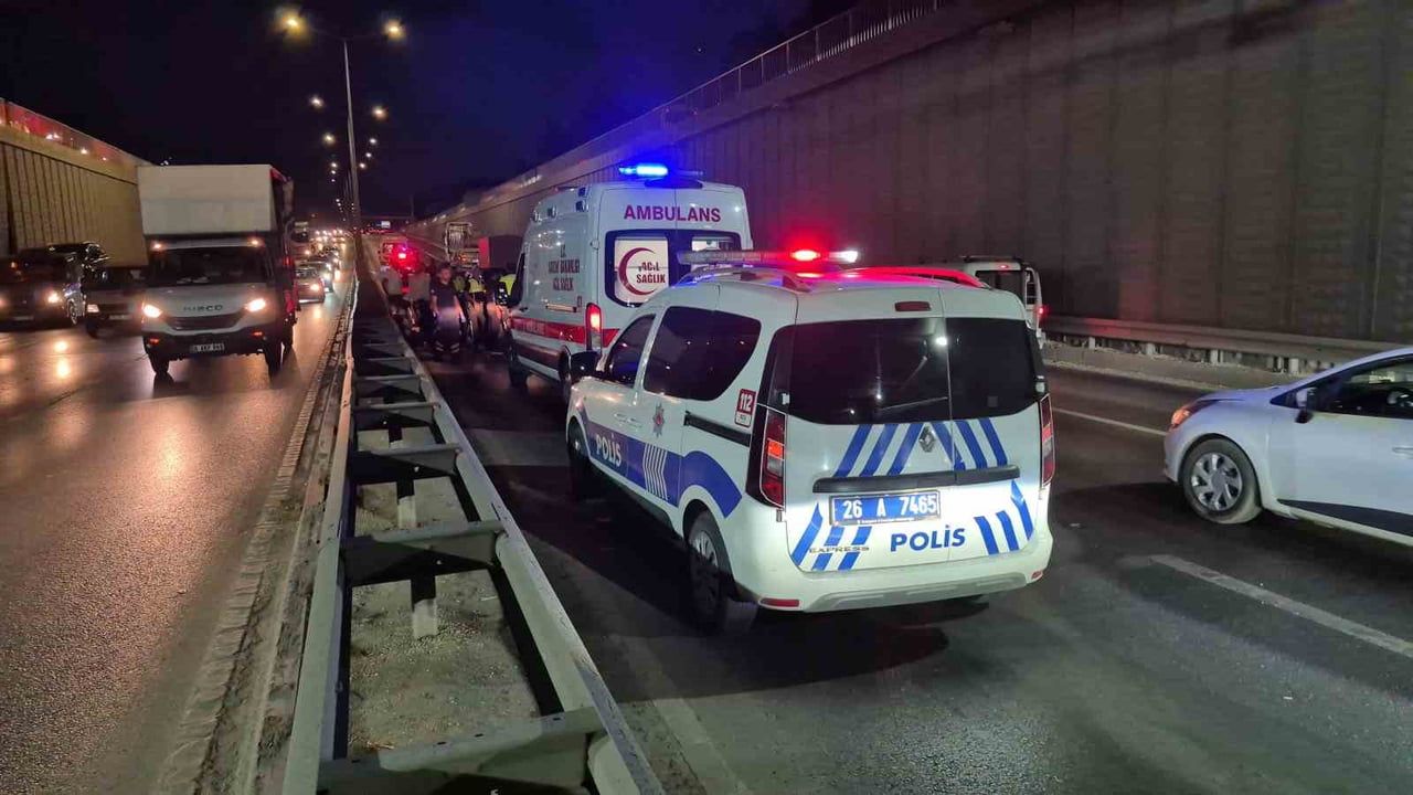 ESKİŞEHİR'DE 4 ARACIN KARIŞTIĞI ZİNCİRLEME TRAFİK KAZASINDA YARALANAN 5 KİŞİYE SAĞLIK EKİPLERİ...