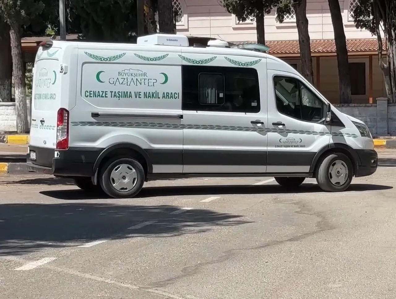 CENAZE, OLAY YERİNDE VE GAZİANTEP ADLİ TIP KURUMU'NDA TAMAMLANAN İŞLEMLERİN ARDINDAN DEFNEDİLMEK...