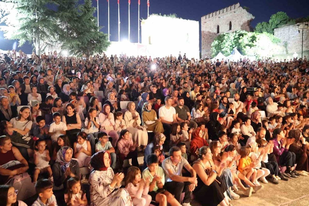 GEBZE ESKİHİSAR KALESİ'NDE DÜZENLENEN BİLİM SHOW VE ONUR EROL KONSERİ, ÇOCUKLARI EĞLENCEYLE...