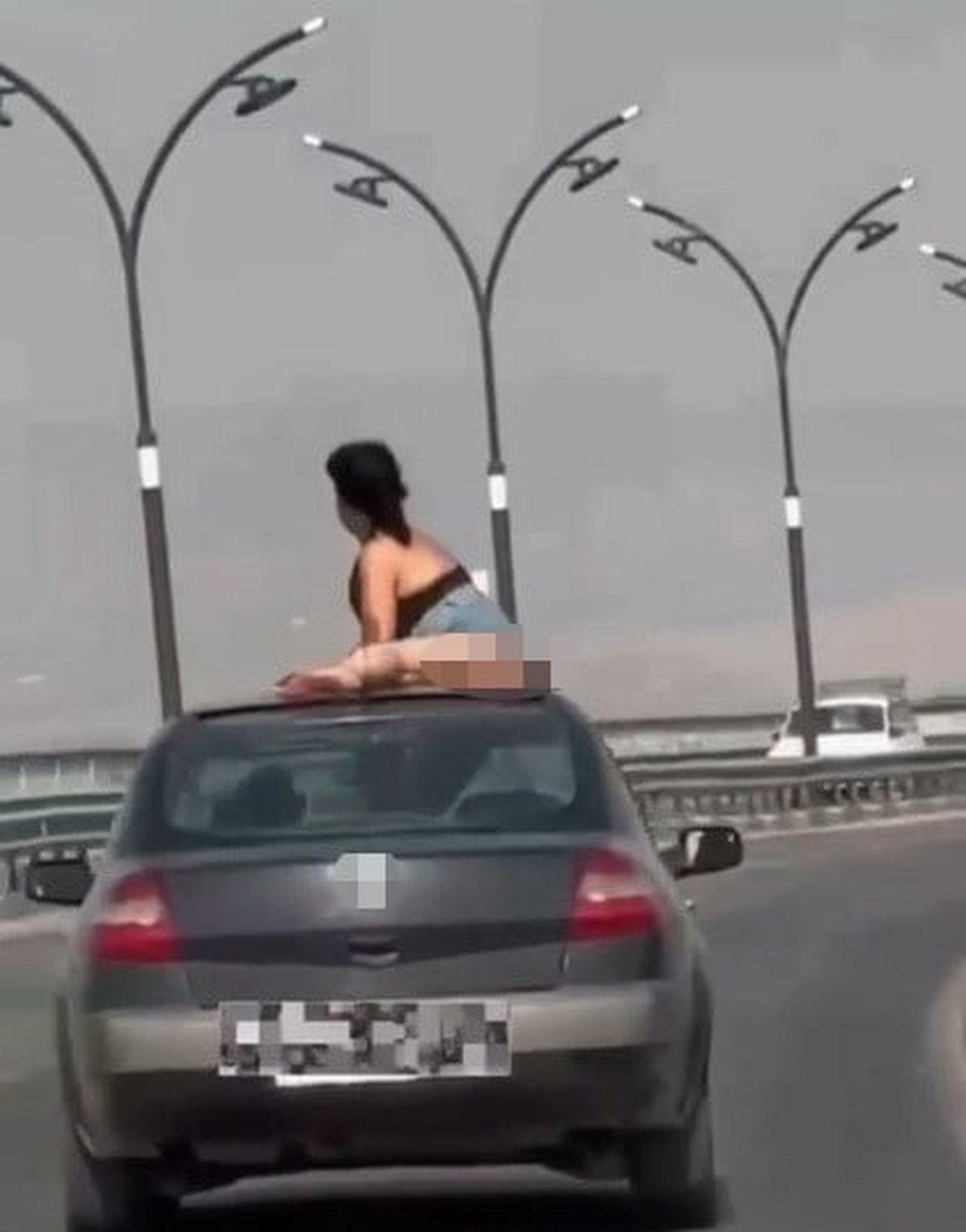 MANİSA’NIN SALİHLİ İLÇESİNDE SEYİR HALİNDEKİ OTOMOBİLİN SUNROOFUNDAN ÇIKARAK HAREKETLER YAPAN...