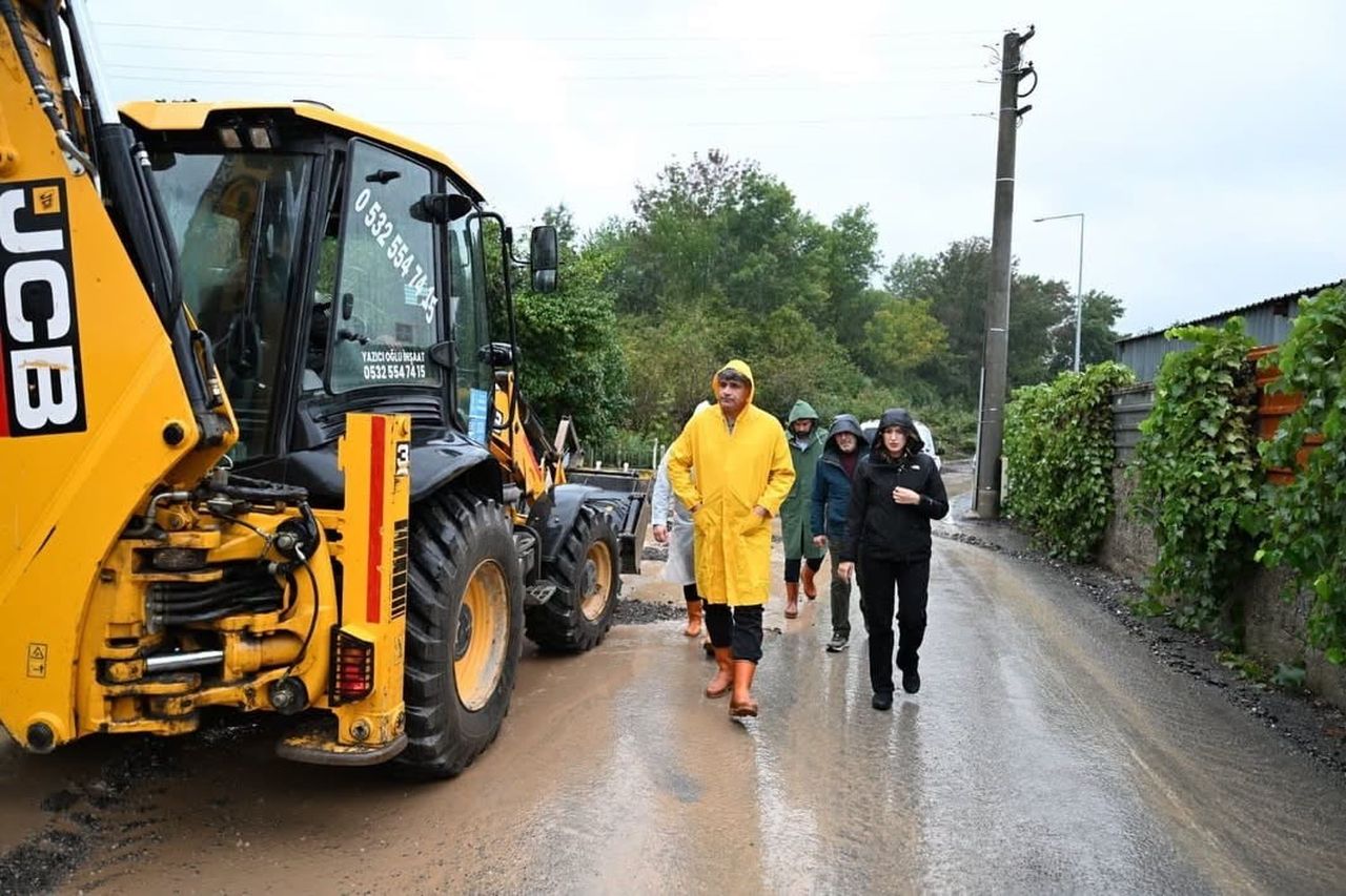 KARTEPE'DE ETKİLİ OLAN SAĞANAK YAĞIŞIN ARDINDAN BELEDİYE BAŞKANI MUSTAFA KOCAMAN, OLUMSUZLUK...