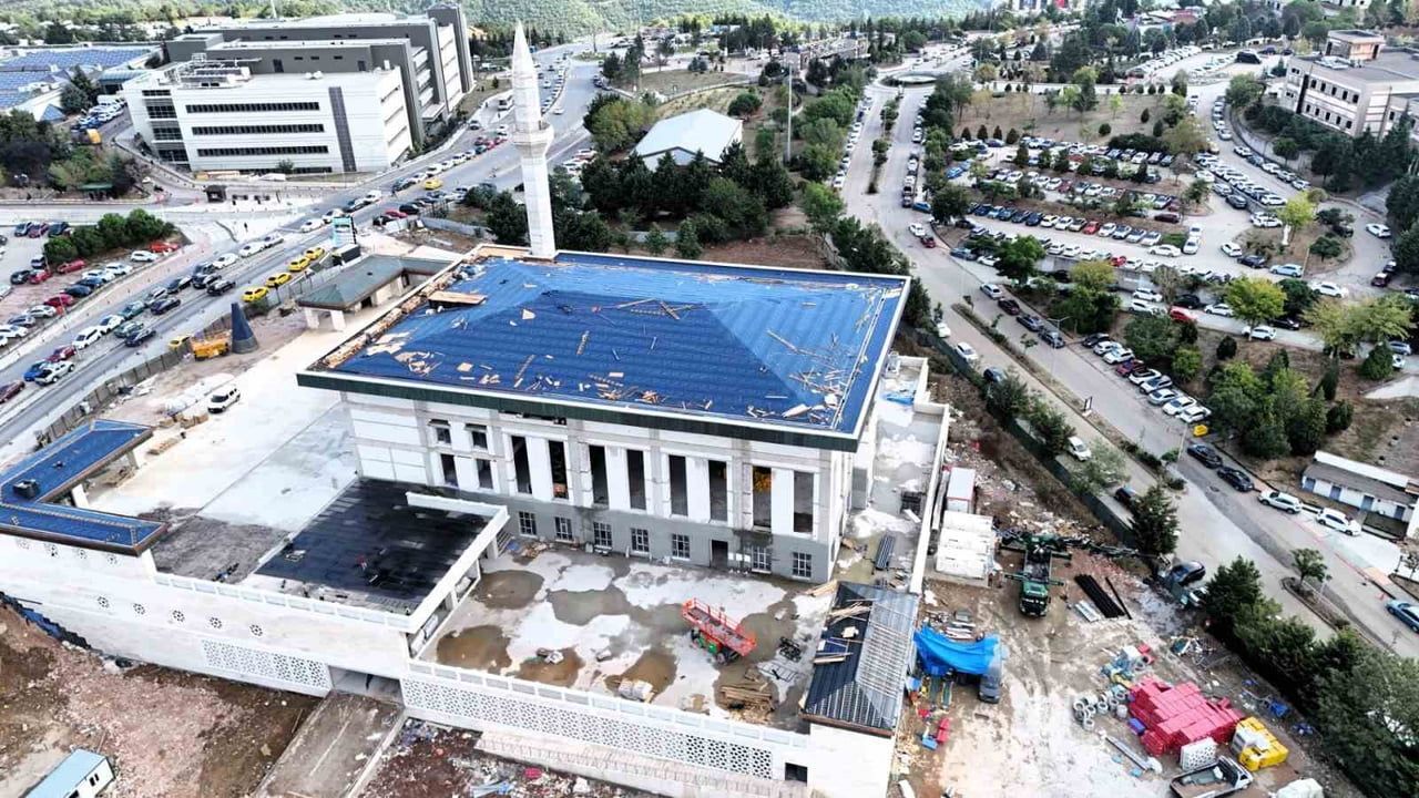 KOCAELİ’DE UMUTTEPE KAMPÜSÜ’NE KAZANDIRILAN CAMİ VE OTOPARK PROJESİNDE SONA GELİNDİ. YÜZDE 90’I...