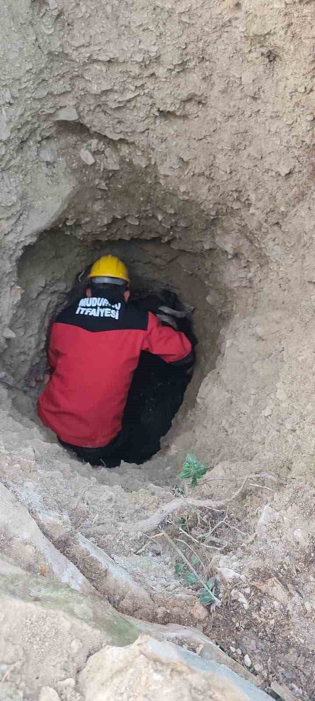 BOLU’NUN MUDURNU İLÇESİNDE ARAZİDEKİ DERİN BİR ÇUKURA DÜŞEREK MAHSUR KALAN KEÇİ, İTFAİYE...