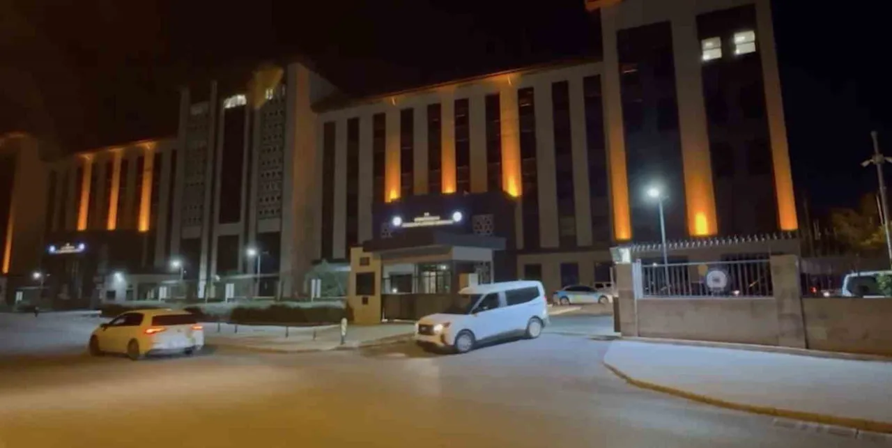 ÇANAKKALE’DE EMNİYET VE SAHİL GÜVENLİK EKİPLERİNCE GERÇEKLEŞTİRİLEN OPERASYONDA 81 KAÇAK GÖÇMEN VE...
