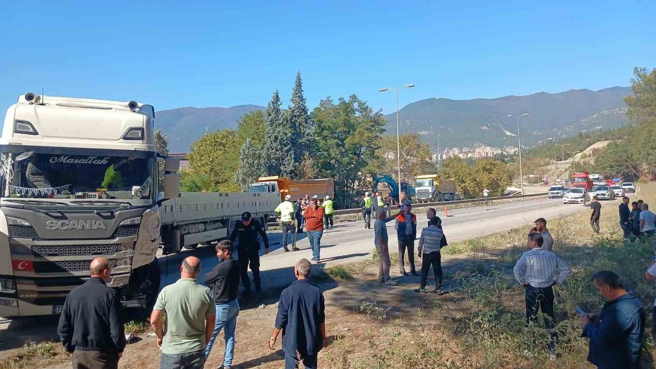 KARABÜK’TE KONTROLDEN ÇIKARAK KARŞI ŞERİDE GEÇEN OTOMOBİLİN TIR VE HAFİF TİCARİ ARACA ÇARPMASI...