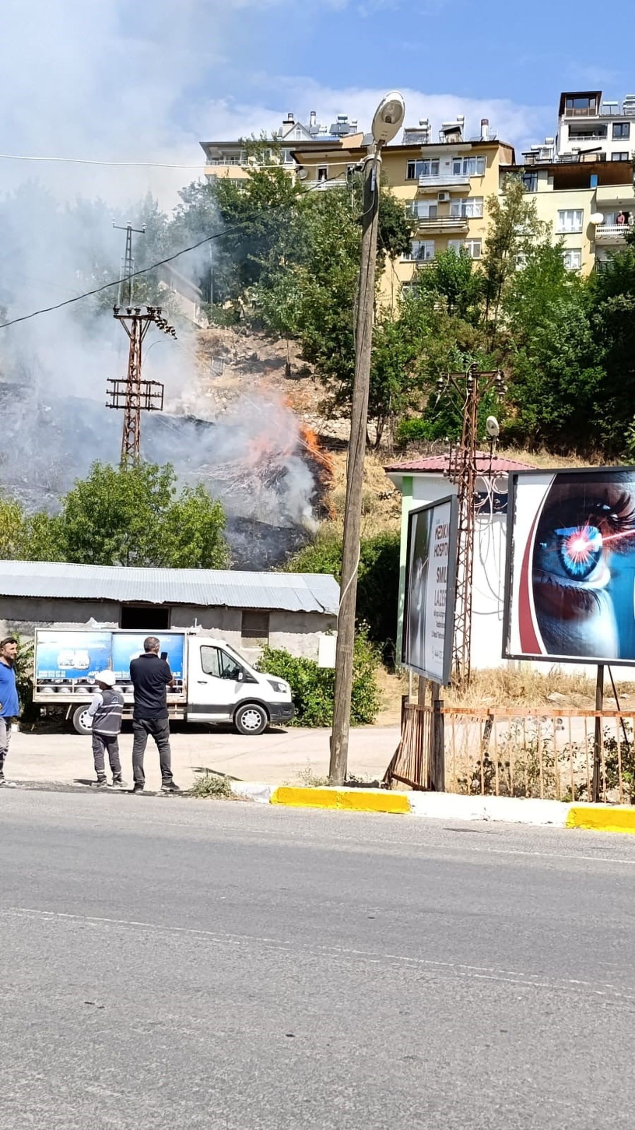 TUNCELİ'DE OTLUK ALANDA ÇIKAN YANGIN, İTFAİYE EKİPLERİNİN MÜDAHALESİYLE ÇEVREDEKİ EVLERE...