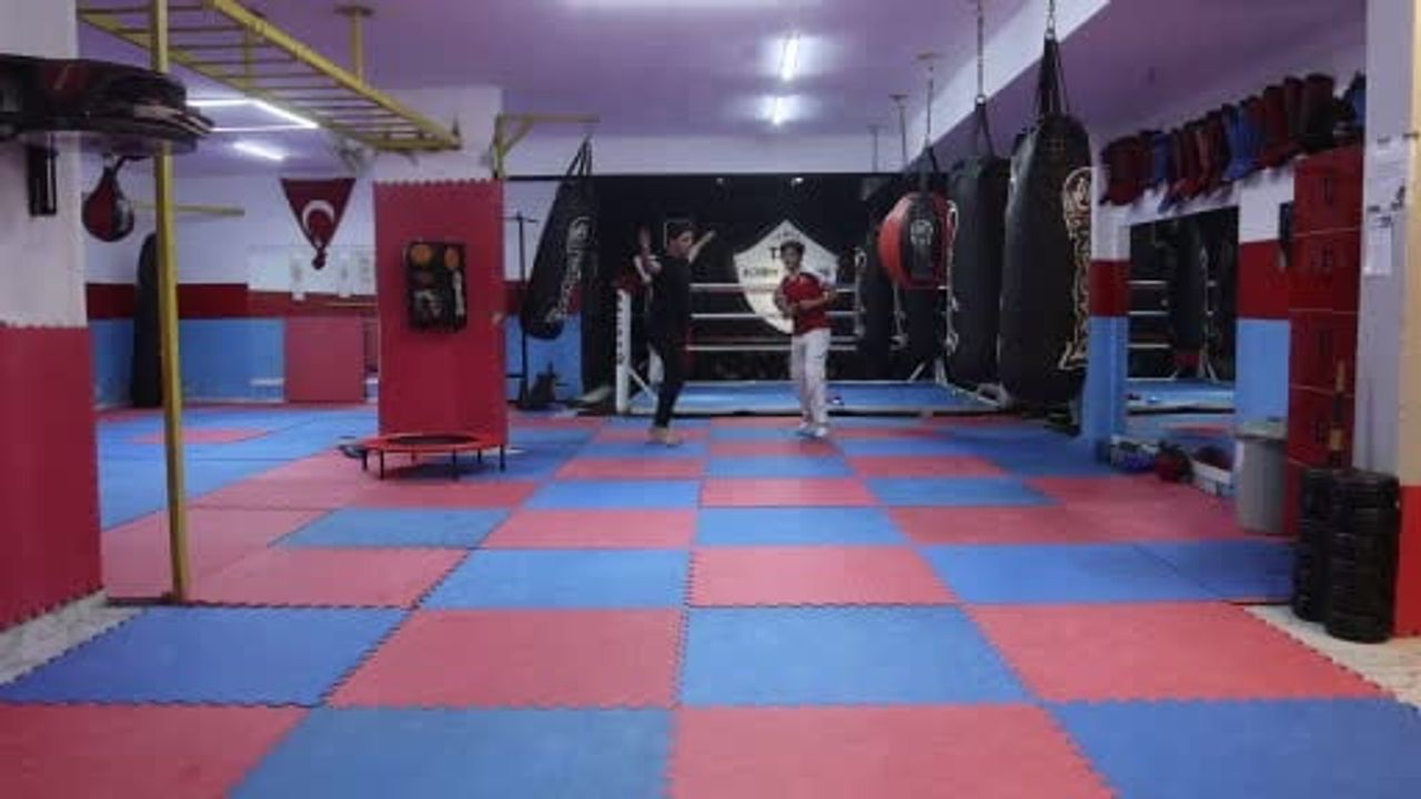 Hatay'da 5 yaşında babasının yönlendirmesiyle kick boksa başlayan 18 yaşındaki Beraat Musab Tümay...