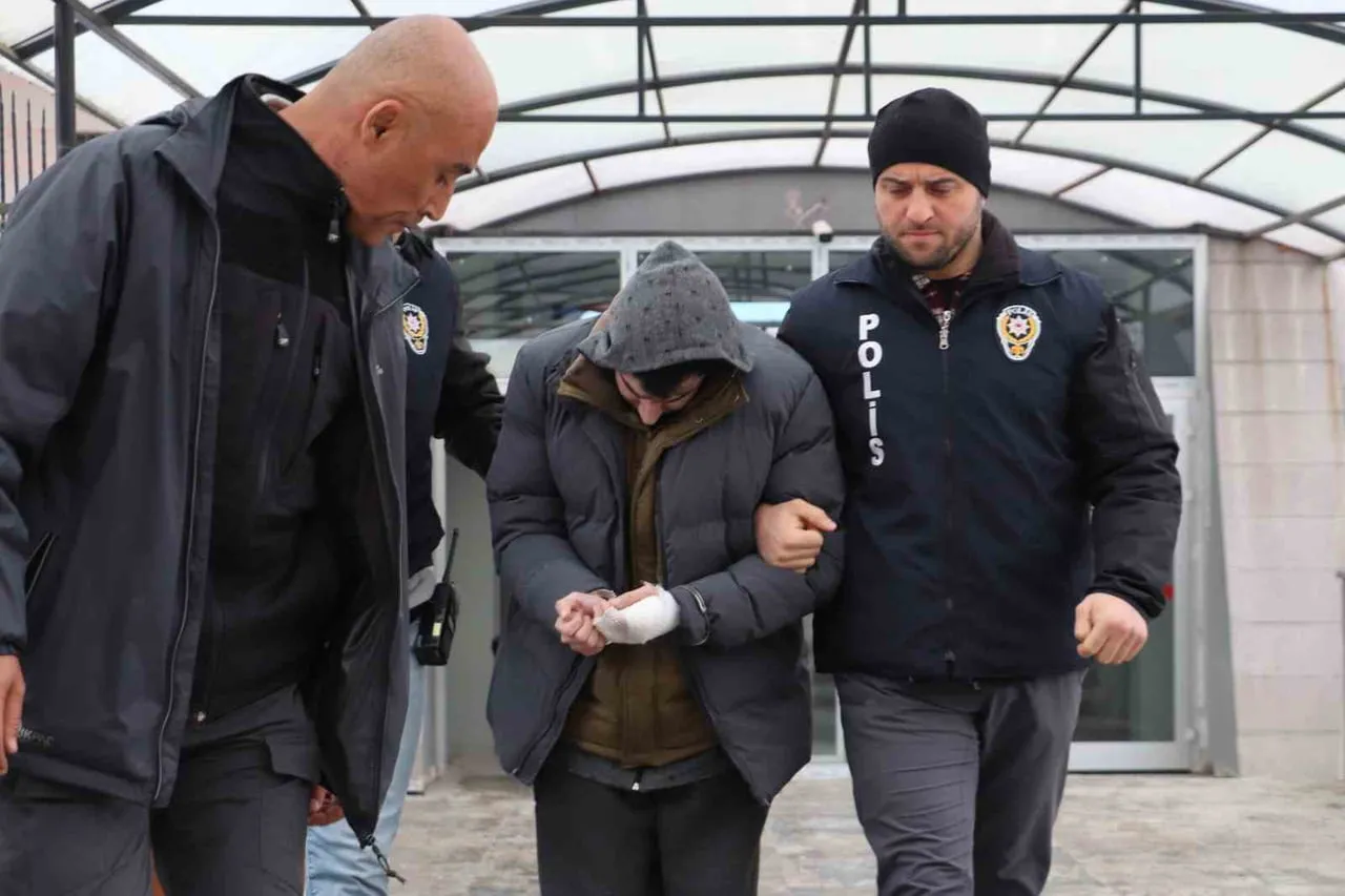 ESKİŞEHİR'DE TARTIŞTIĞI ÜVEY BABASI YÜKSEL BOZKURT'U BIÇAKLAYARAK ÖLÜMÜNE SEBEP OLAN SANIK HARUN...