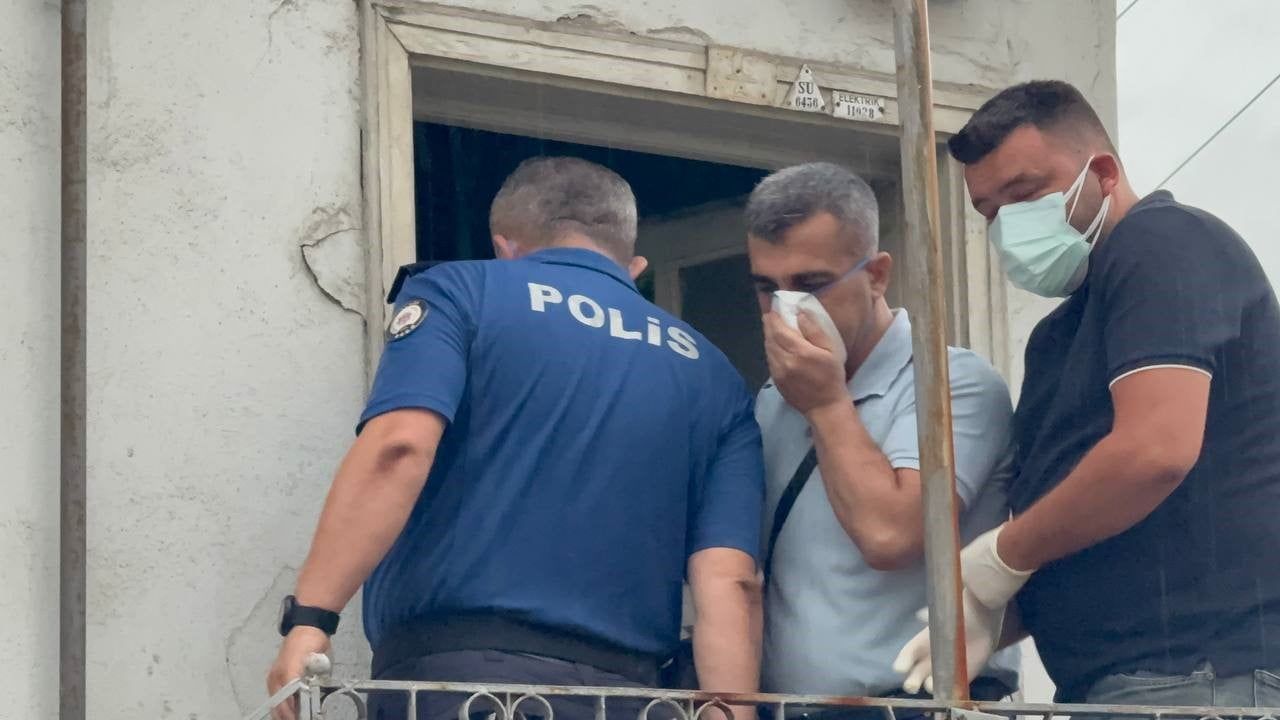 KARABÜK'TE YALNIZ YAŞAYAN 73 YAŞINDAKİ TURGUT YILDIZ, KOMŞULARININ DAİRESİNDEN YAYILAN AĞIR KOKU...