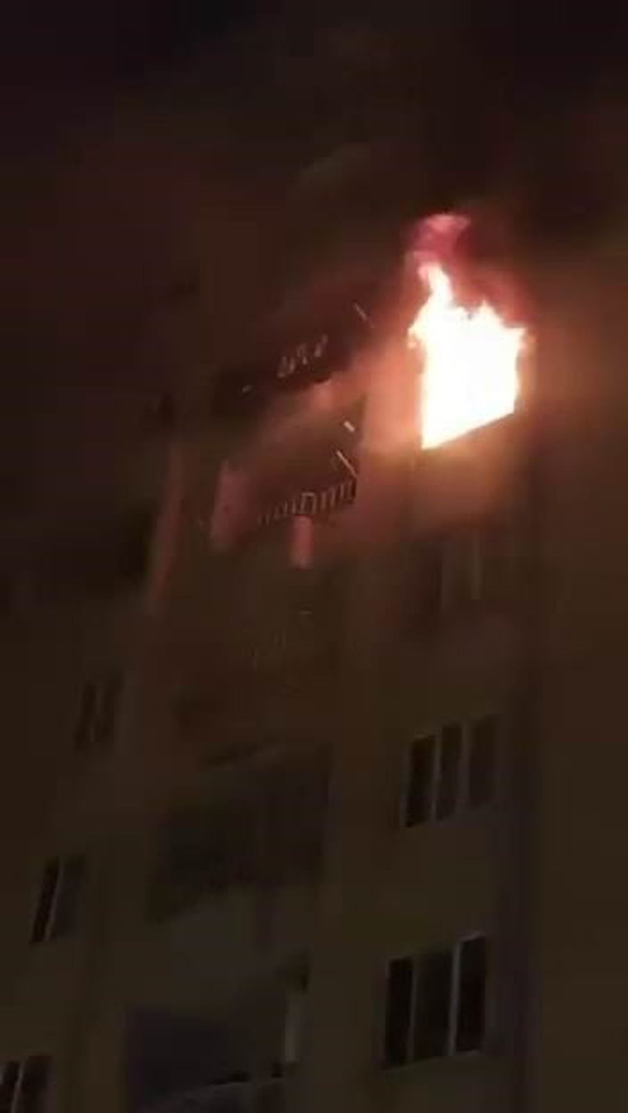 DİYARBAKIR’IN SUR İLÇESİNDE SEKİZ KATLI APARTMANIN 5’İNCİ KATINDA ÇIKAN YANGIN PANİĞE NEDEN...